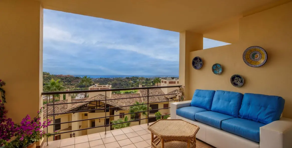 Sale of middle floor apartment in Benahavís 1