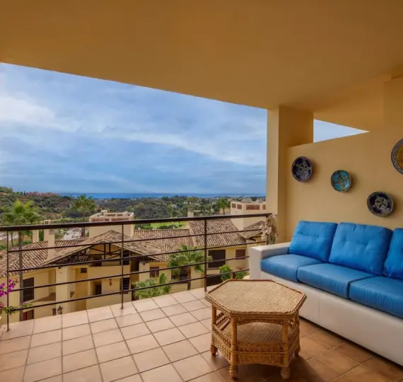 Sale of middle floor apartment in Benahavís