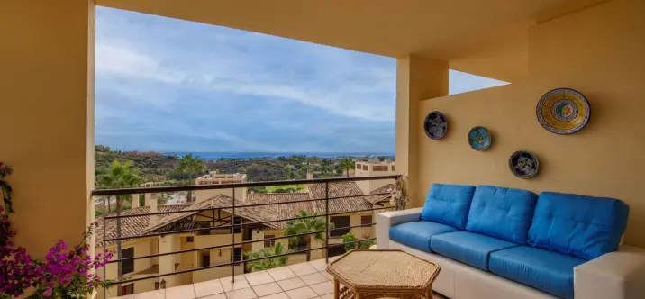 Sale of middle floor apartment in Benahavís 0