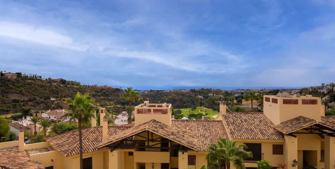 Sale of middle floor apartment in Benahavís 2