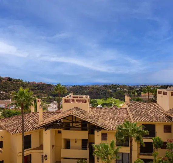 Sale of middle floor apartment in Benahavís