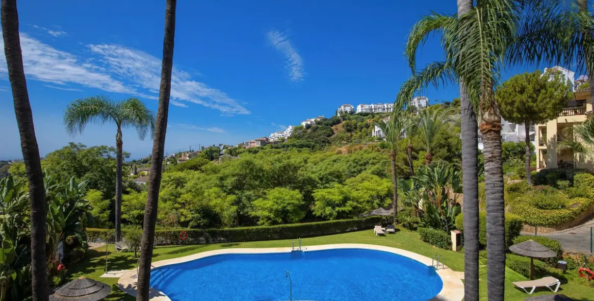 Sale of middle floor apartment in Benahavís 3