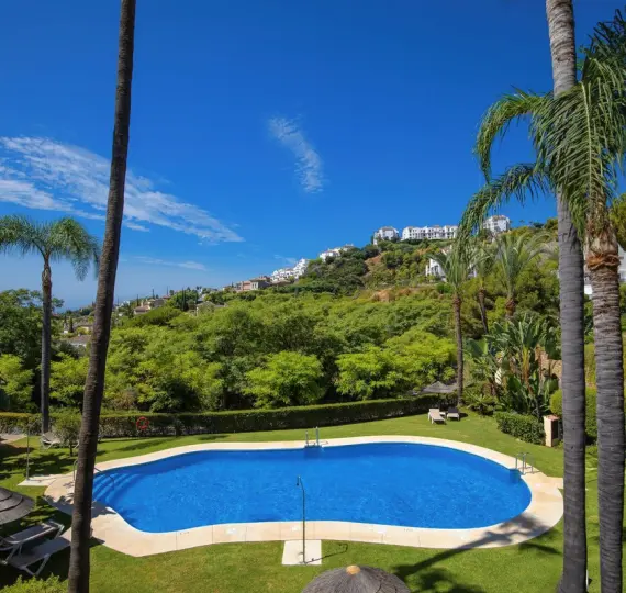 Sale of middle floor apartment in Benahavís