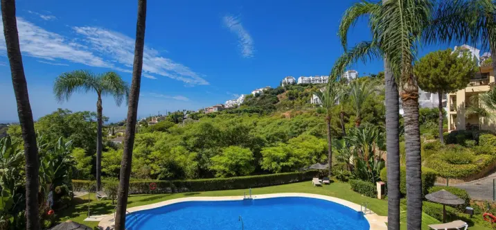 Sale of middle floor apartment in Benahavís 2