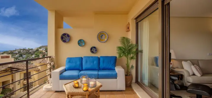 Sale of middle floor apartment in Benahavís 3