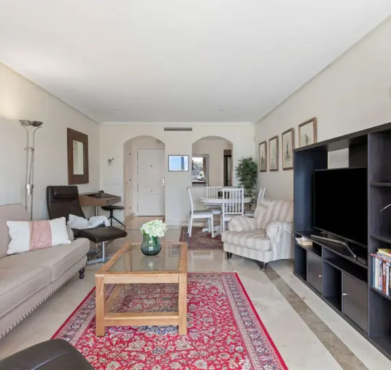 Sale of middle floor apartment in Benahavís