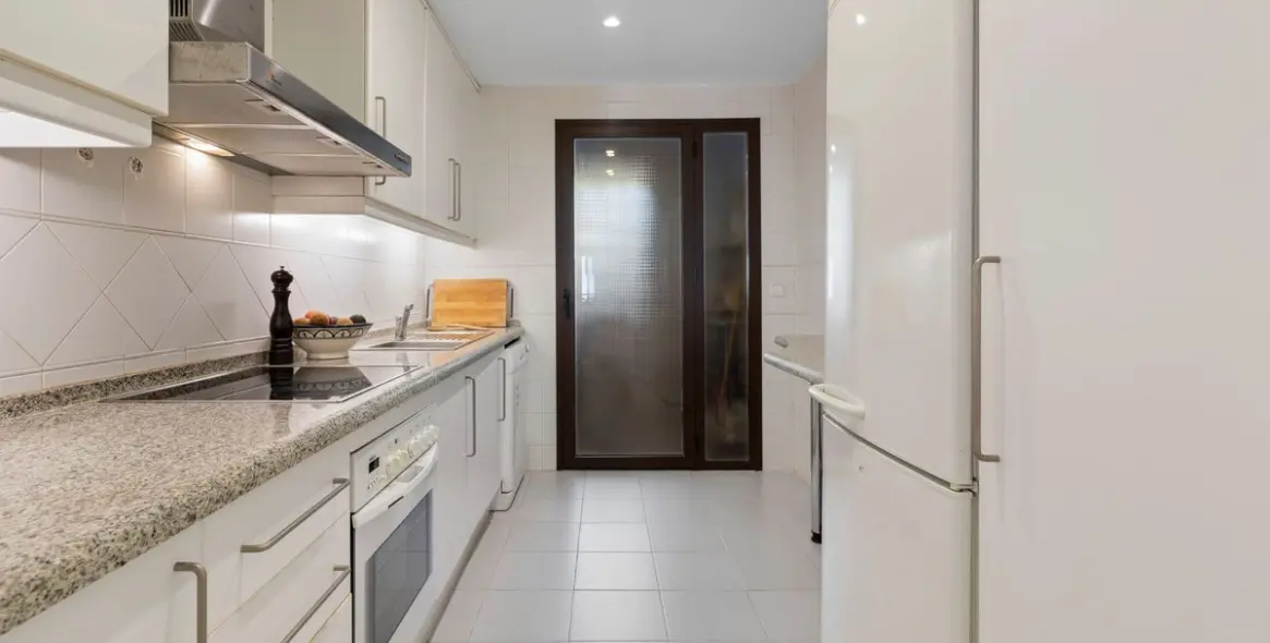 Sale of middle floor apartment in Benahavís 6