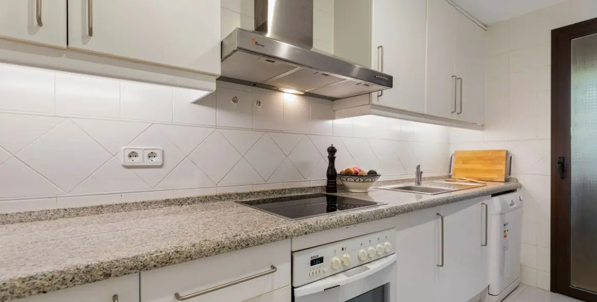 Sale of middle floor apartment in Benahavís 7