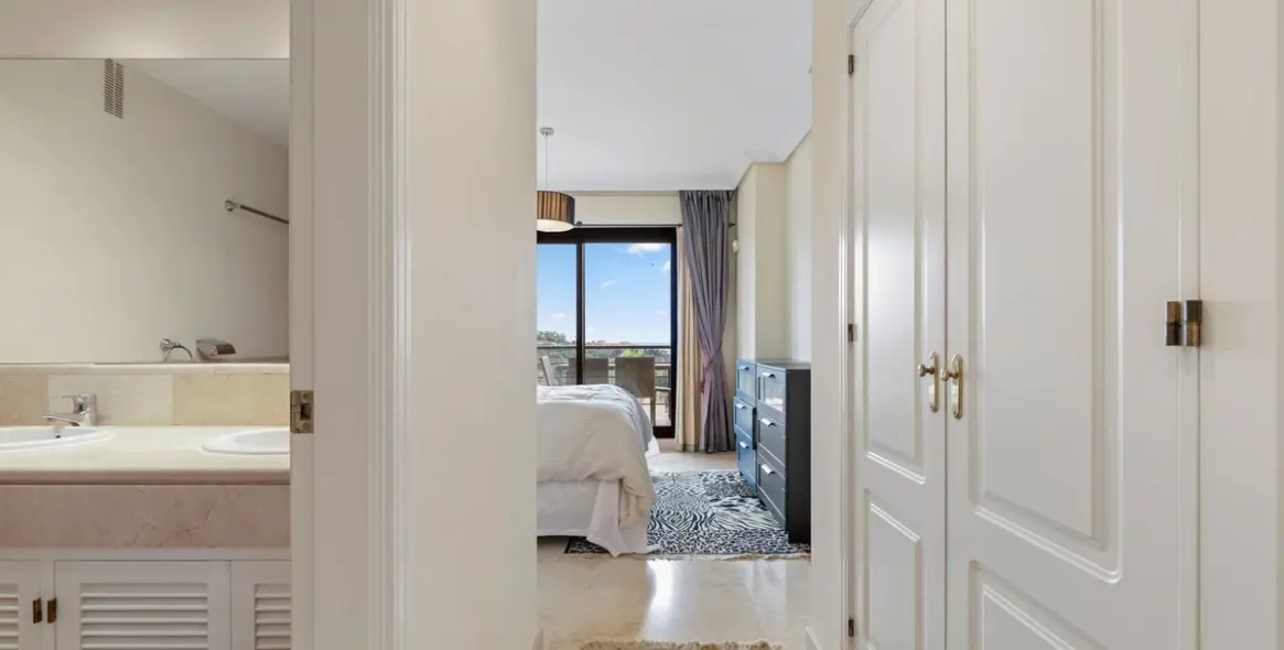 Sale of middle floor apartment in Benahavís 9