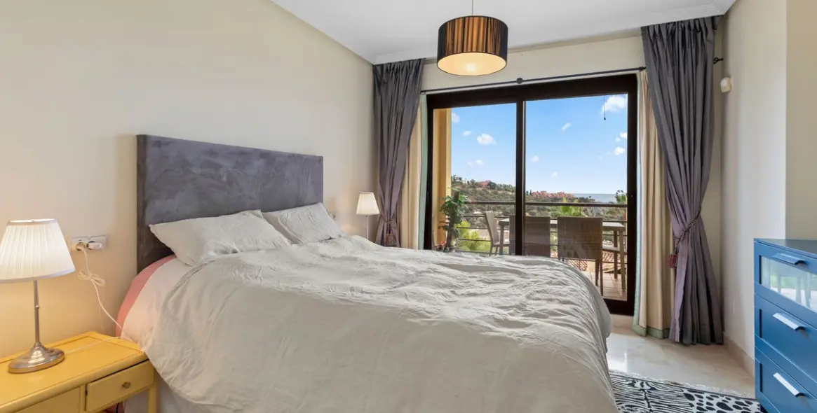 Sale of middle floor apartment in Benahavís 10