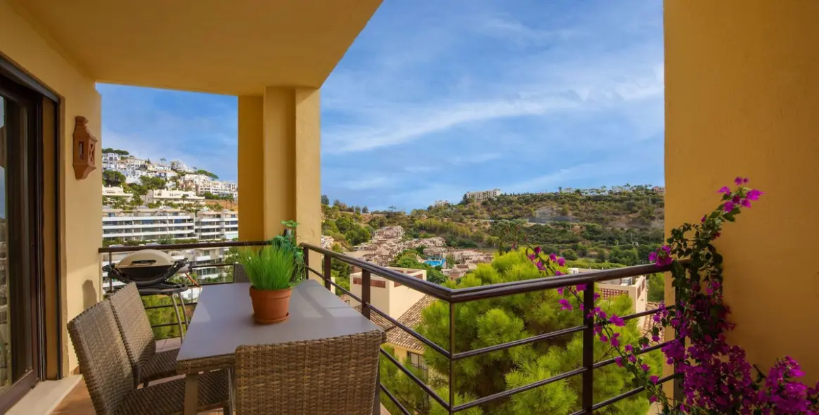 Sale of middle floor apartment in Benahavís 11