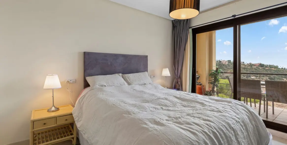 Sale of middle floor apartment in Benahavís 12