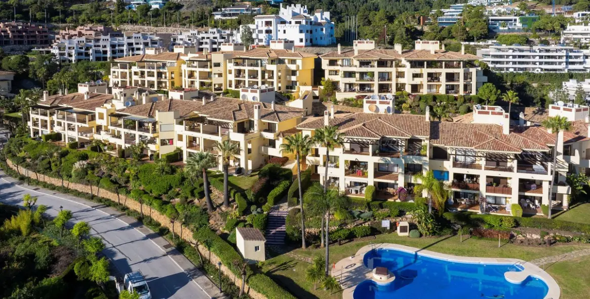 Sale of middle floor apartment in Benahavís 13