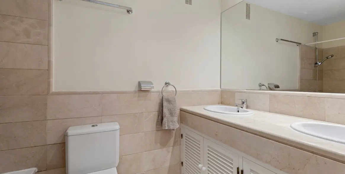 Sale of middle floor apartment in Benahavís 14