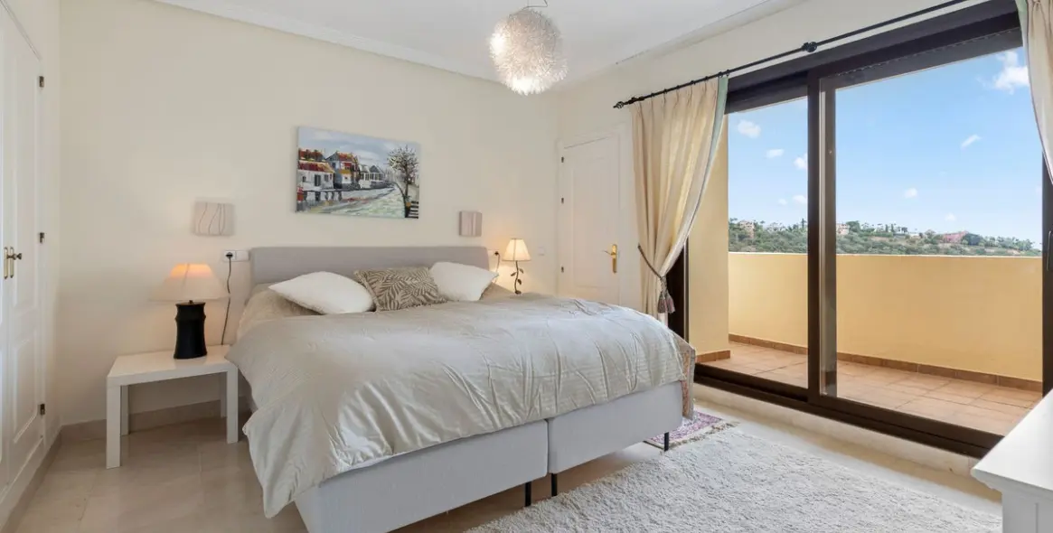 Sale of middle floor apartment in Benahavís 15