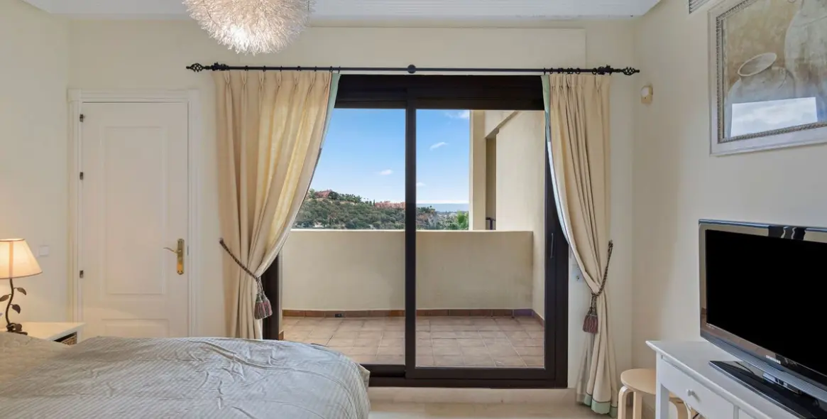 Sale of middle floor apartment in Benahavís 16