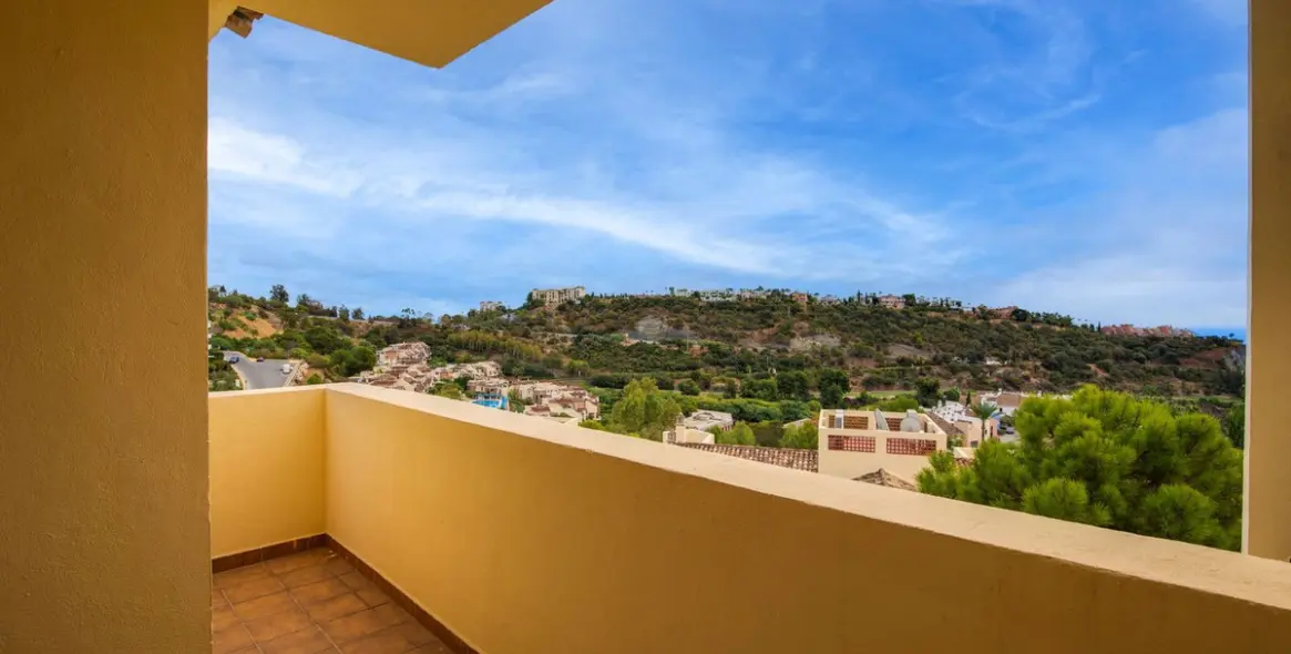 Sale of middle floor apartment in Benahavís 17