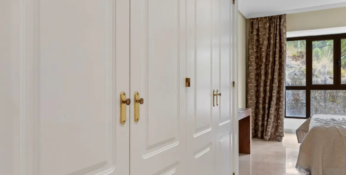 Sale of middle floor apartment in Benahavís 19