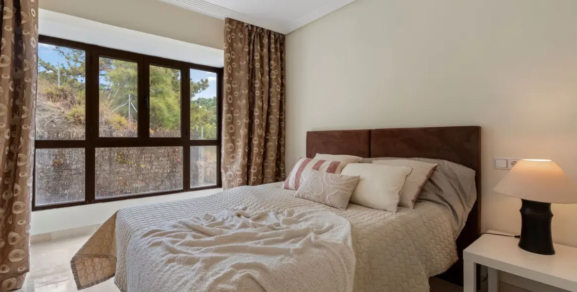 Sale of middle floor apartment in Benahavís 20