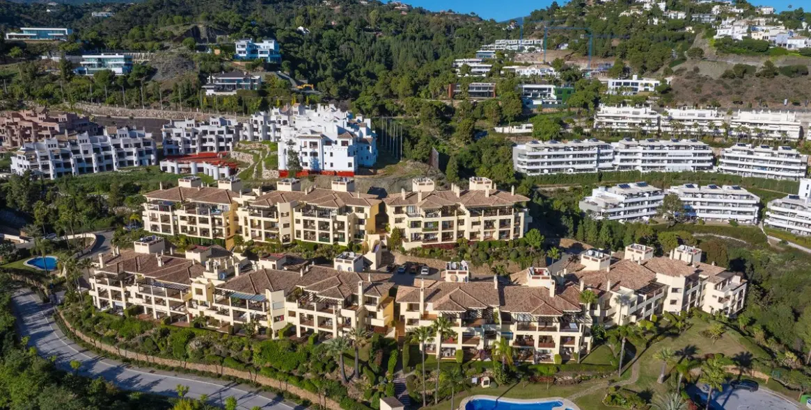 Продажа апартаментов на среднем этаже в Los Arqueros 23