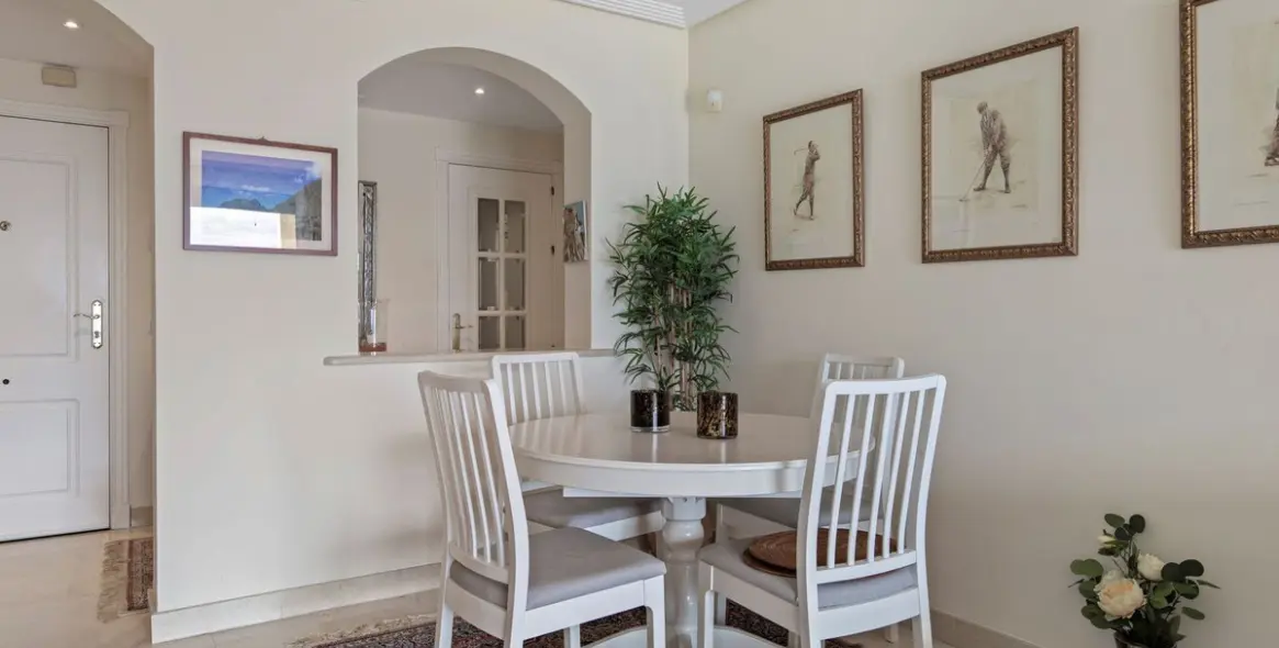 Продажа апартаментов на среднем этаже в Los Arqueros 26