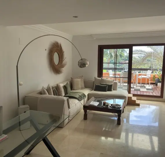 Sale of penthouse in Benahavís