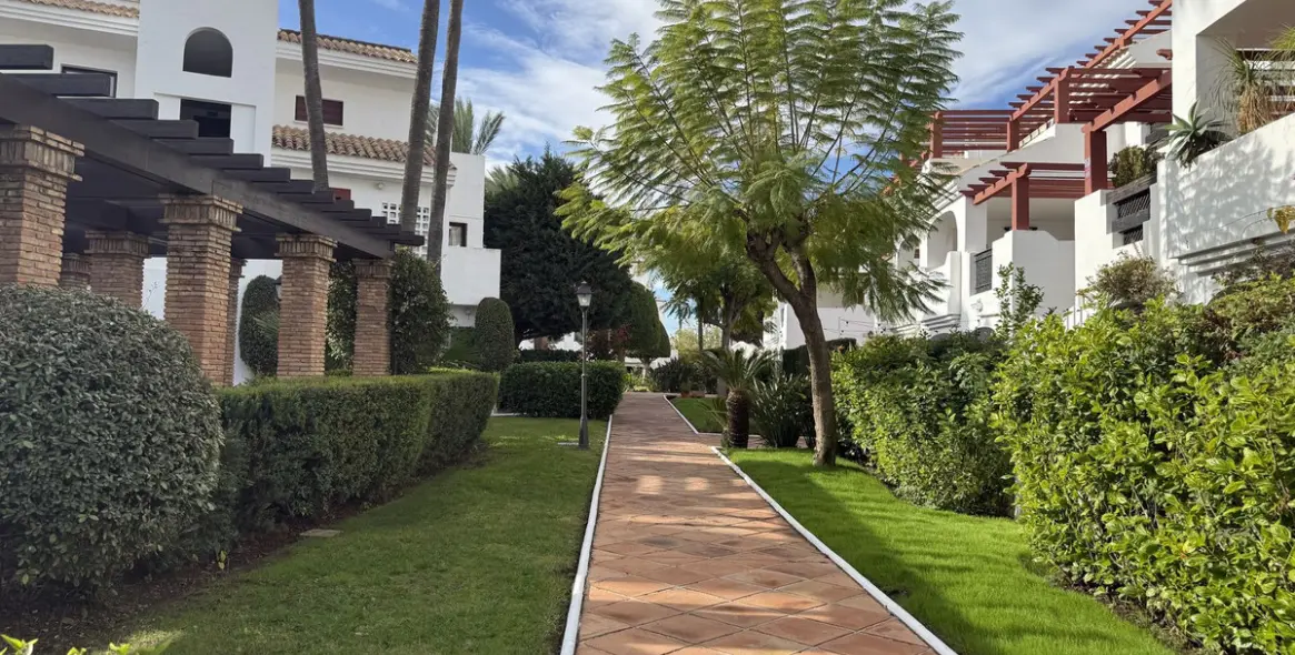 Venta de apartamento en planta baja en San Pedro de Alcántara 1