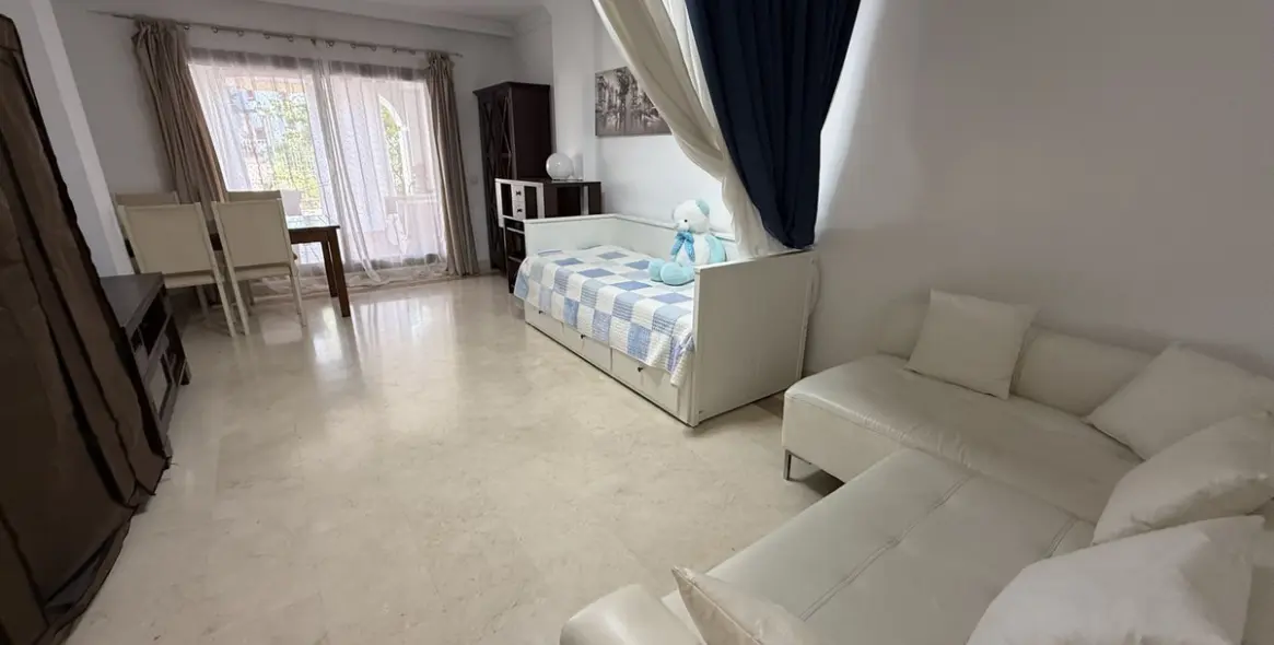 Venta de apartamento en planta baja en San Pedro de Alcántara 2