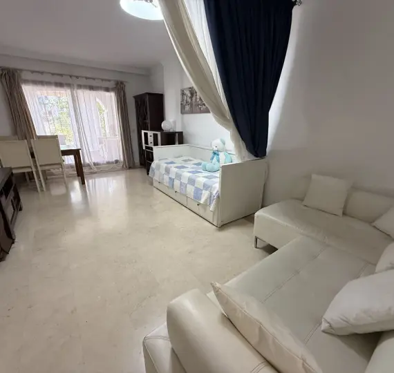 Venta de apartamento en planta baja en San Pedro de Alcántara