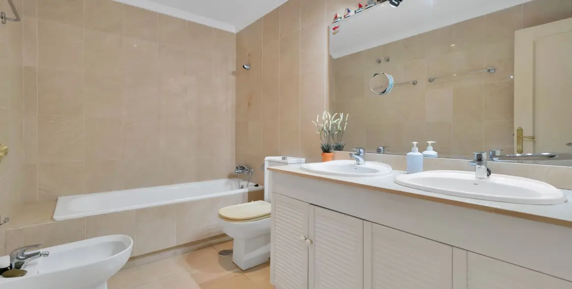 Sale of middle floor apartment in La Quinta 9