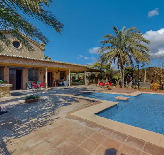 Sale of detached villa in Bobadilla