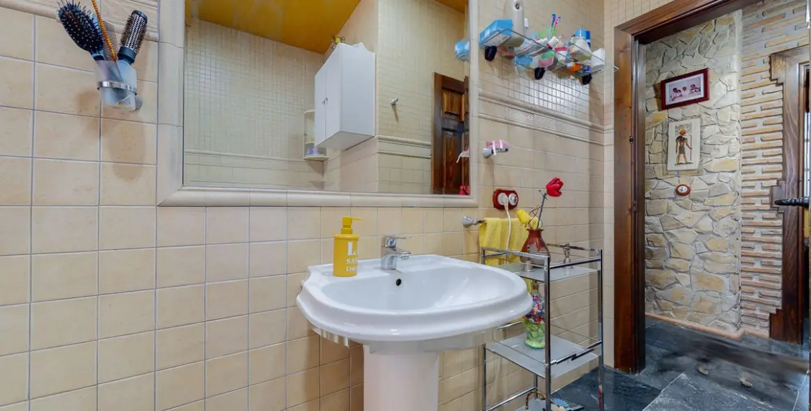 Sale of detached villa in Bobadilla 15