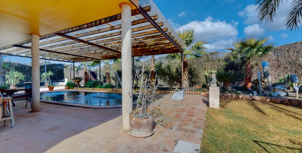 Sale of detached villa in Bobadilla 26