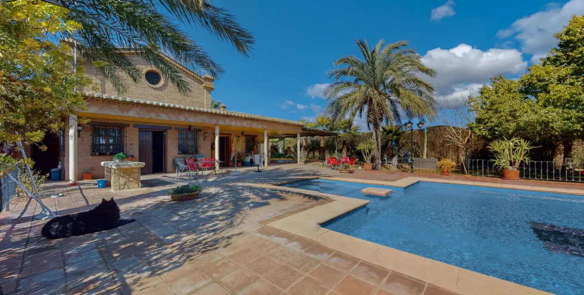 Sale of detached villa in Bobadilla 27