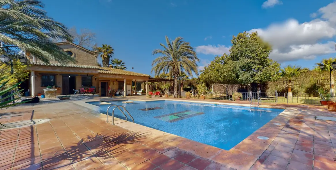 Sale of detached villa in Bobadilla 28