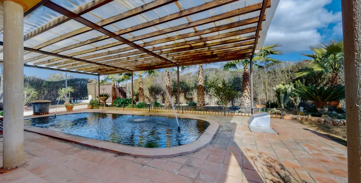 Sale of detached villa in Bobadilla 30