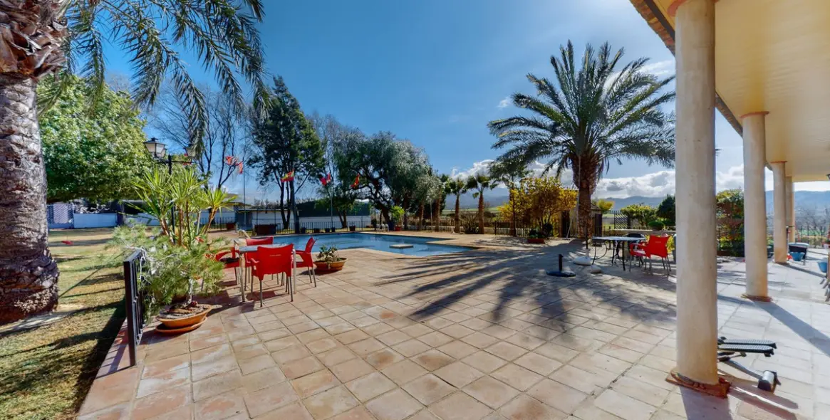 Sale of detached villa in Bobadilla 31