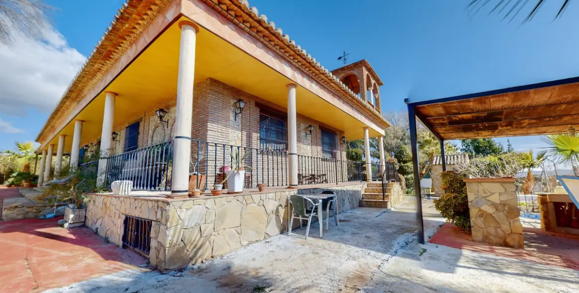 Sale of detached villa in Bobadilla 34
