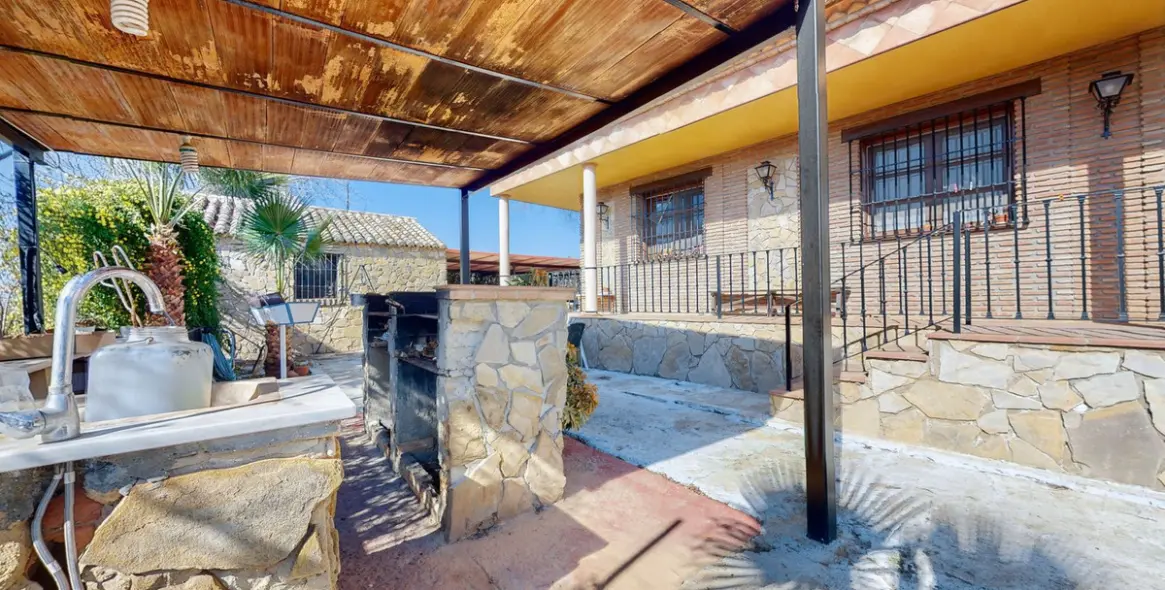 Sale of detached villa in Bobadilla 35