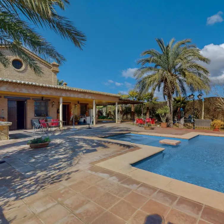 Sale of detached villa in Bobadilla