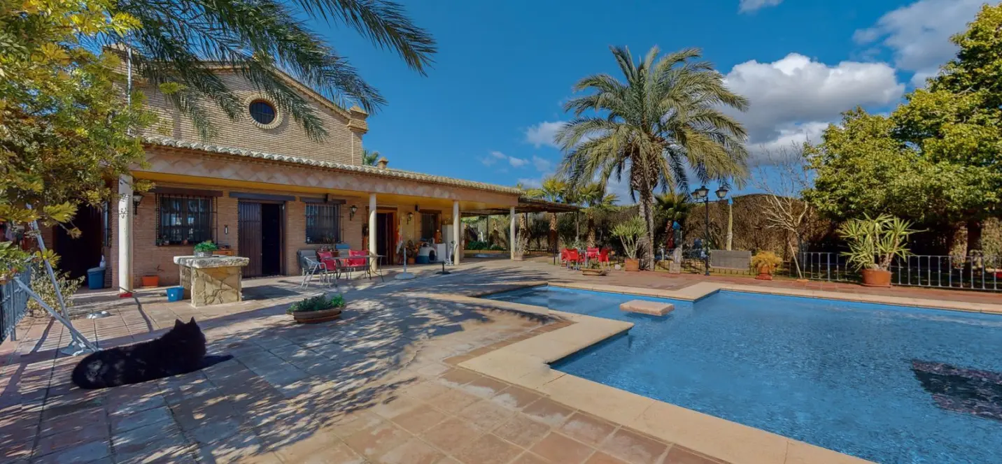 Sale of detached villa in Bobadilla 0