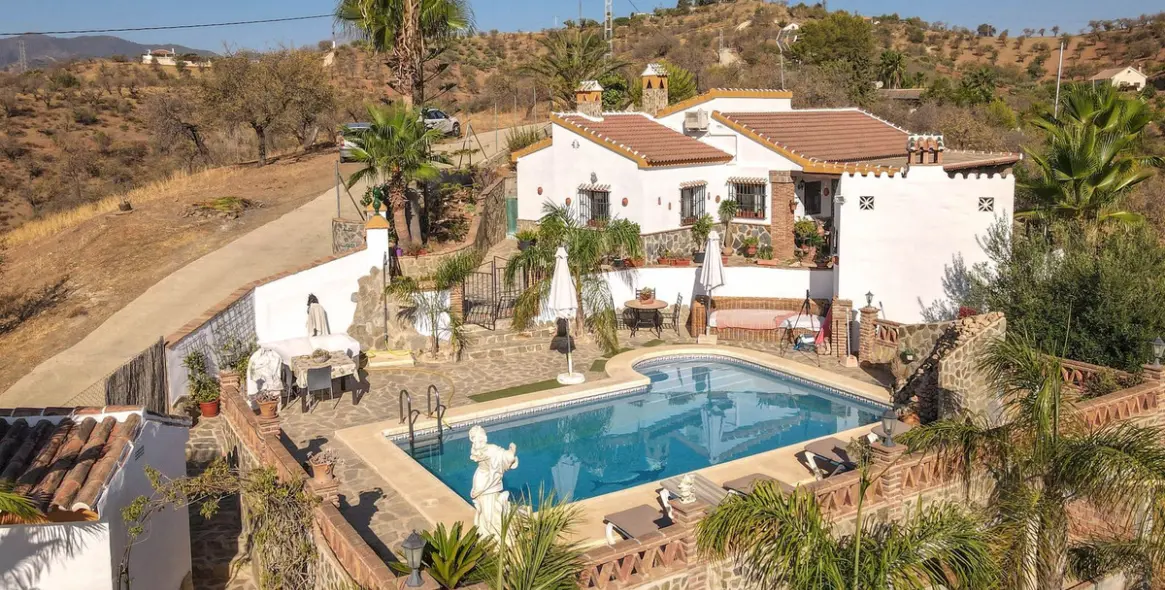 Sale of detached villa in Guaro 1