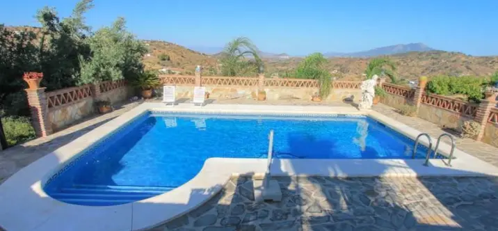 Venta de villa independiente en Guaro 2