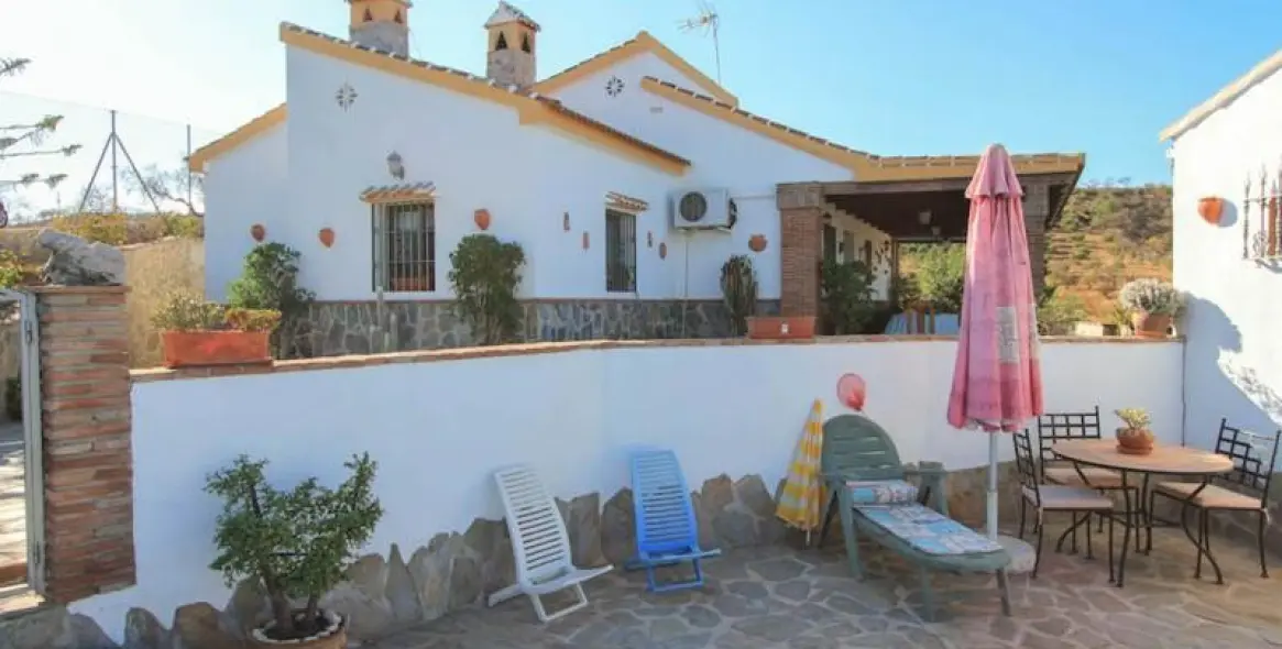 Sale of detached villa in Guaro 8