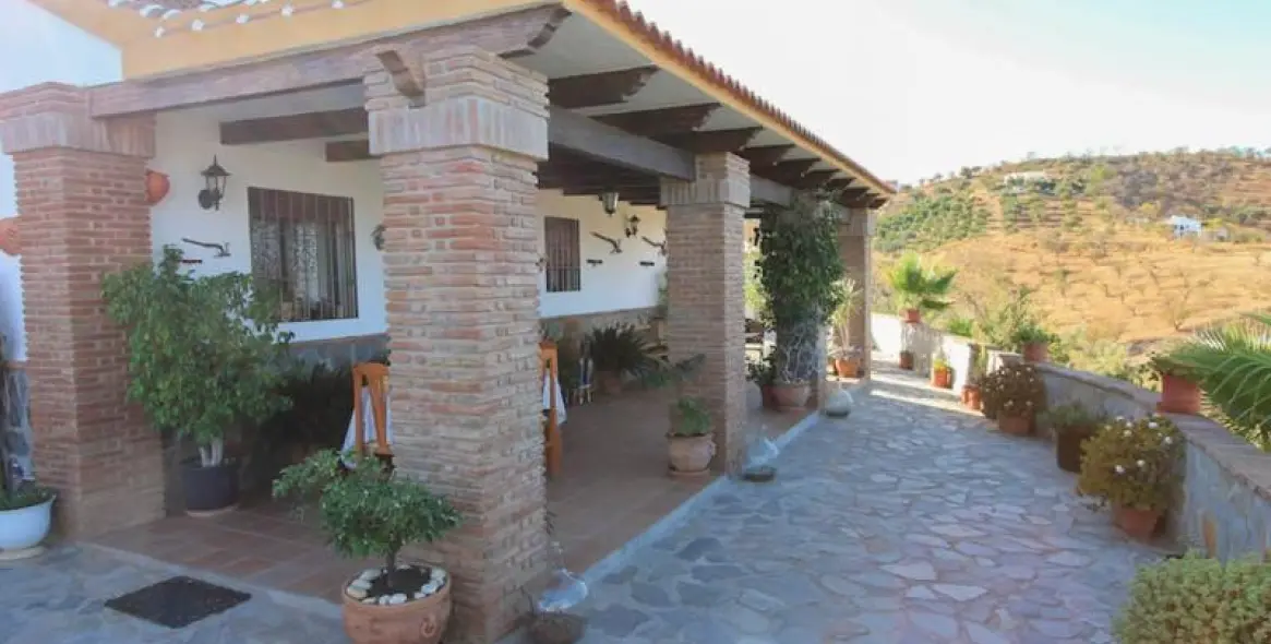 Sale of detached villa in Guaro 11