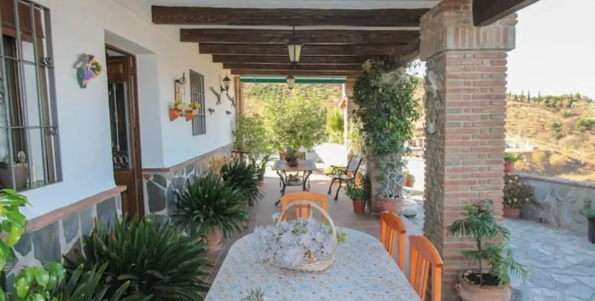 Sale of detached villa in Guaro 12