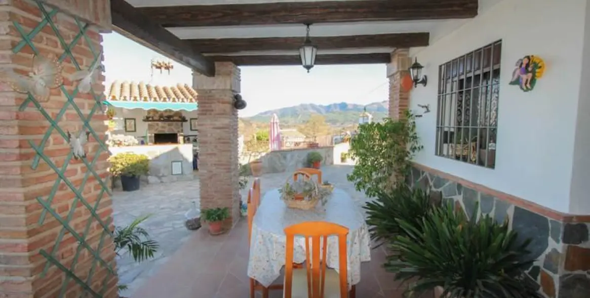 Sale of detached villa in Guaro 13