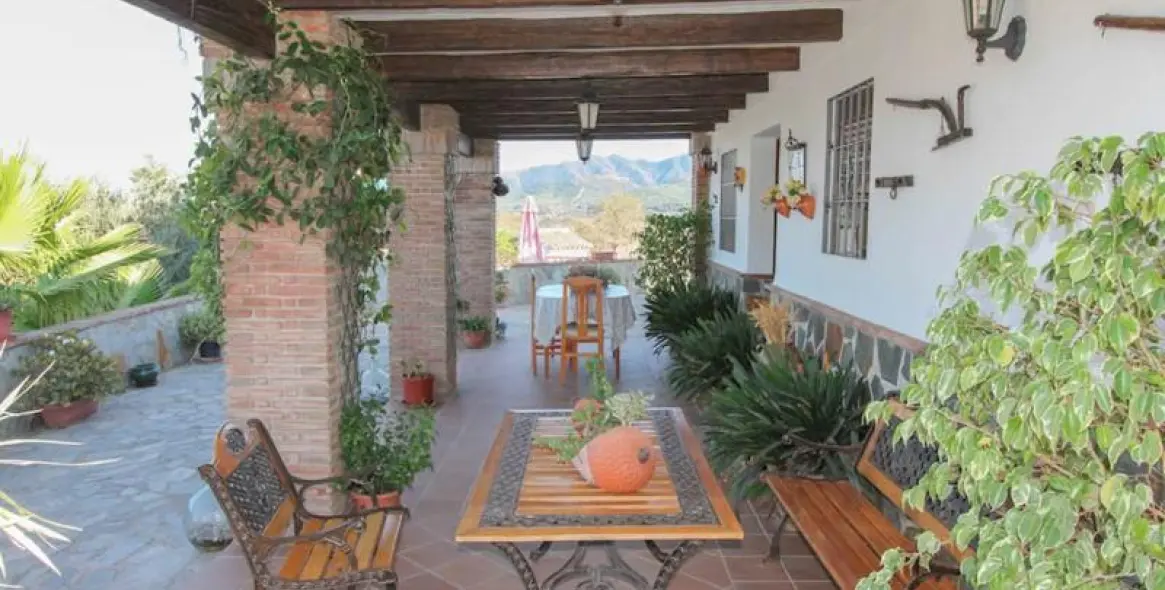Sale of detached villa in Guaro 14