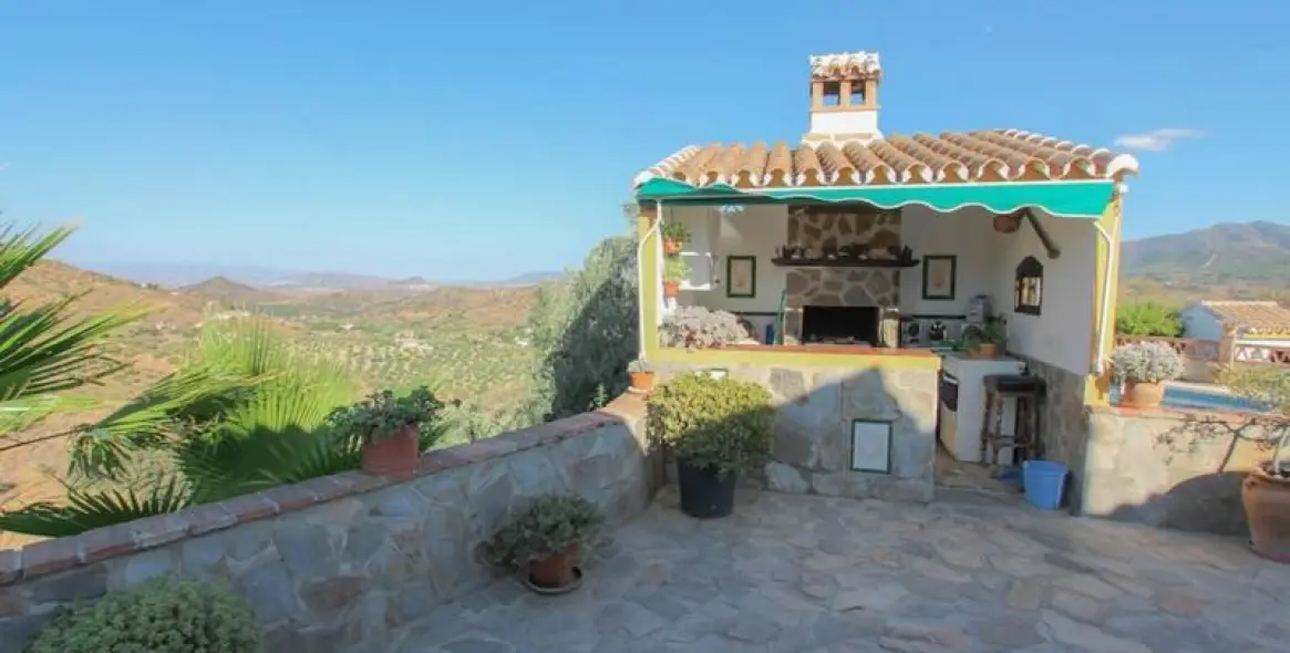Sale of detached villa in Guaro 15