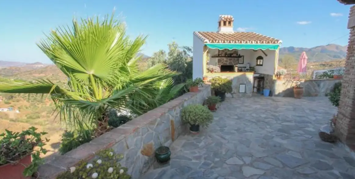 Sale of detached villa in Guaro 16